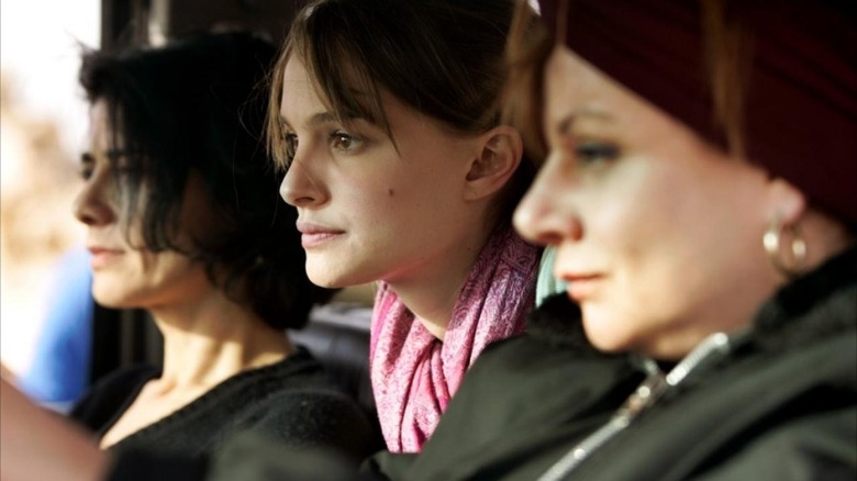 Portman sitting between two women in a cab