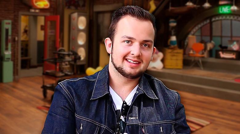 Noah Munck smiling in iCarly apartment